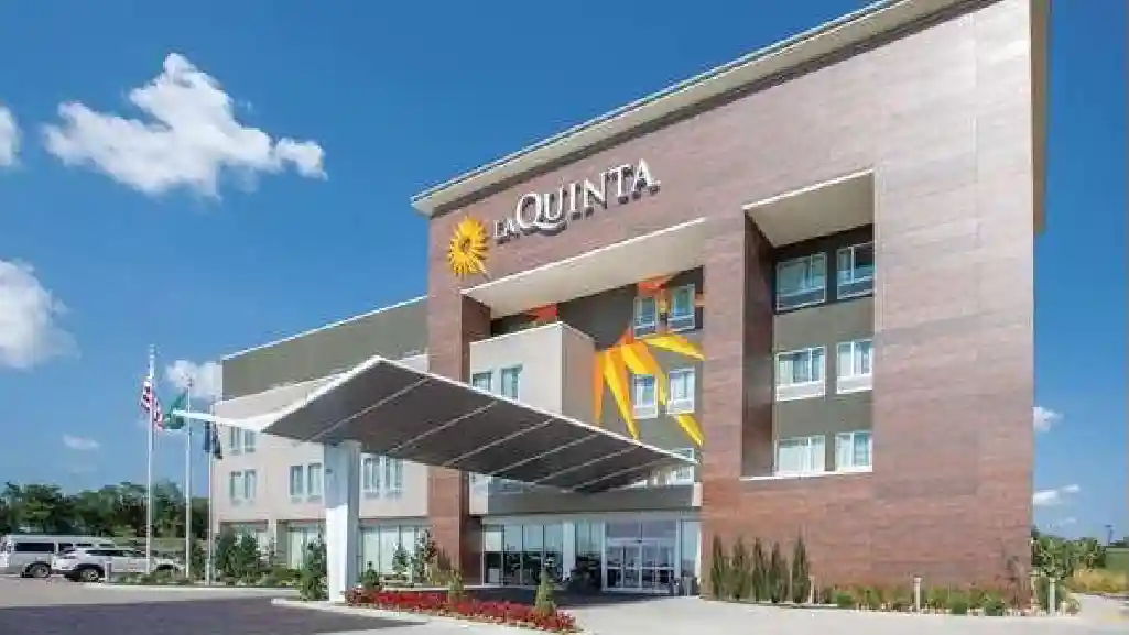 La Quinta Inn & Suites Broken Arrow facade